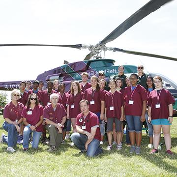 医疗保健学生在LifeFlight直升机前摆姿势.