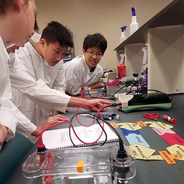 四名学生为DNA夏令营做实验