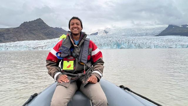 克里斯·桑德斯在冰岛冰川之旅的船上.